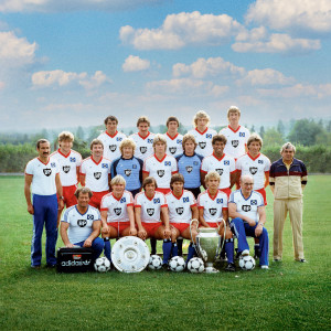 Wandbild: HSV 1983 - Mannschaftsfoto des Hamburger SV mit Meisterschale und Europapokal