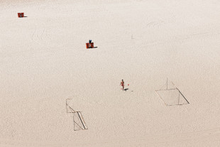 Kicken im Sand von Rio - Fussball Wandbild - 11FREUNDE SHOP