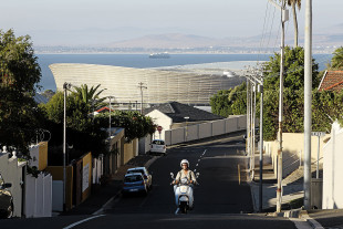 Straße und Mofa vor dem Cape Town Stadium - 11FREUNDE BILDERWELT