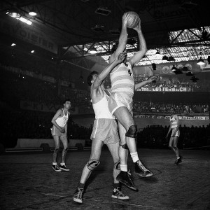 Basketball in Paris - Sport Fotografie als Wandbild - Basketball Foto - NoSports Magazin - 11FREUNDE SHOP