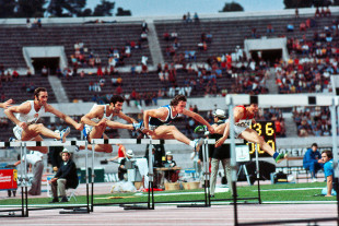 Über die Hürden 1974 - Sport Fotografie als Wandbild - Leichtathletik Foto - NoSports Magazin 