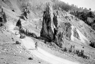 Am Col d'Izoard bei der Tour 1938 - Sport Fotografien als Wandbilder - Radsport Foto - NoSports Magazin - 11FREUNDE Shop