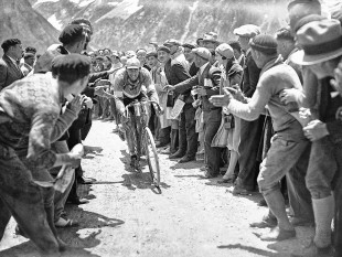 Anfeuern bei der Tour 1930 - Sport Fotografien als Wandbilder - Radsport Foto - NoSports Magazin 