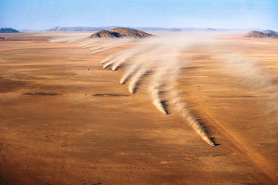 Autos im mauretanischen Sand - Sport Fotografien als Wandbilder - Rallye Motorsport Foto - NoSports Magazin - 11FREUNDE SHOP