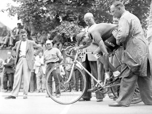 Festschnallen bei der Tour 1949 - Sport Fotografien als Wandbilder - Radsport Foto - NoSports Magazin 
