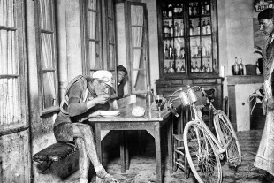 Rast im Wirtshaus bei der Tour 1922 - Sport Fotografie als Wandbild - Radsport Foto - NoSports Magazin 