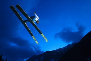 Skisprung in den Abendhimmel von Predazzo - Sport Fotografien als Wandbilder - Skisprung Foto - NoSports Magazin 