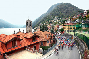 Straße und Panorama bei Lombardei Rundfahrt