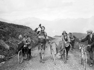 Trinkpause bei der Tour 1927 - Sport Fotografien als Wandbilder - Radsport Foto - NoSports Magazin 