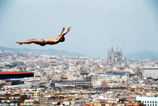 Turmspringen mit Blick auf Barcelona - Sport Fotografien als Wandbilder - Wassersport Foto - NoSports Magazin - 11FREUNDE SHOP