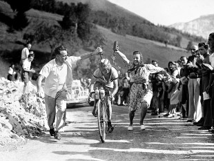 Zuschauer erfrischen bei der Tour 1947 - Sport Fotografie als Wandbild - Radsport Foto - NoSports Magazin 
