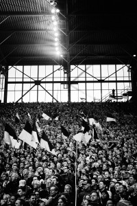 Gelbe Wand -Schwarzweiss (Hochformat 2) - 11FREUNDE SHOP - Fußball Wandbild BVB Borussia Dortmund