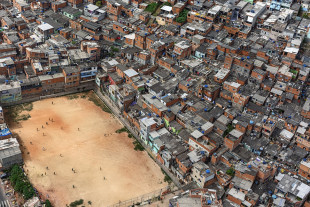 Fussballplatz in Sao Paulo - Wandbild - 11FREUNDE SHOP