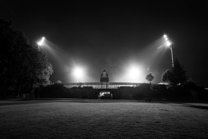 Stadion am Böllenfalltor bei Flutlicht (s/w) - Christoph Buckstegen - 11FREUNDE BILDERWELT