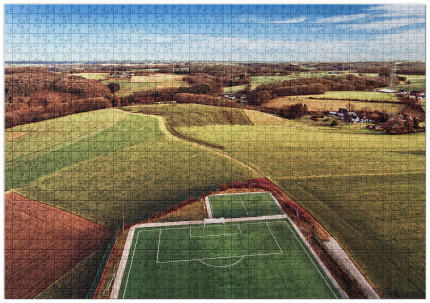 Puzzle: Fußballplatz in Feld-, Wald- und Wiesenlandschaft