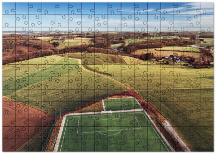 Puzzle: Fußballplatz in Feld-, Wald- und Wiesenlandschaft