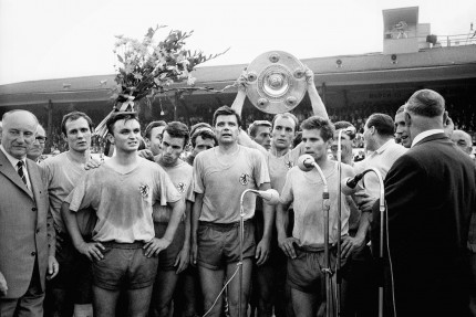 Braunschweig mit der Meisterschale - Eintracht Braunschweig Foto als Wandbild