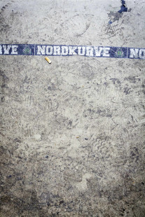 Zigarettenstummel und Spuren in der Nordkurve - Foto aus dem Borussia-Park von Kai Senf