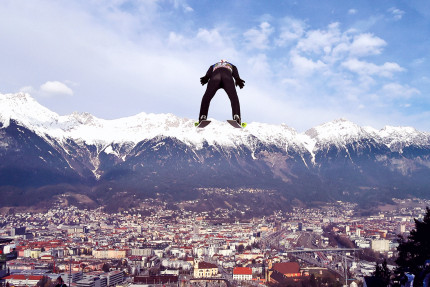 Skisprung über Innsbruck - Wintersport Wandbild 