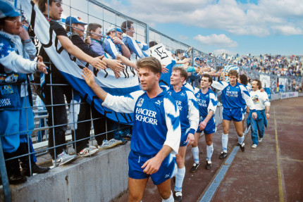 Sechzger klatschen ab - Wandbild 1860 München Stadion an der Grünwalder Straße