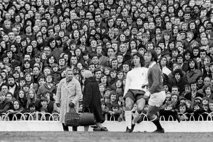 Omas an der White Hart Line - Wandbild Tottenham Hotspur
