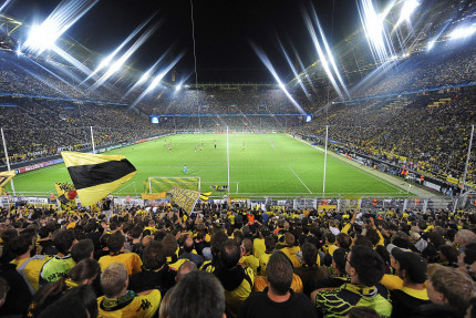 Flutlichtspiel in Dortmund von der Südtribüne aus - Wandbild