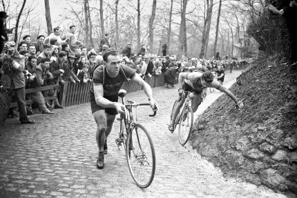 Fahrradschieben auf der Flandern-Rundfahrt 1952 - Wandbild