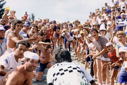 Enthusiastischer Support bei der Tour 1982 - Radsport Fotografie