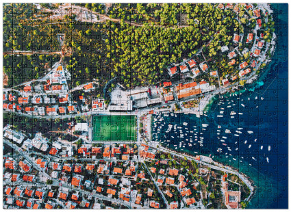 Puzzle: Fußballplatz an der kroatischen Adria
