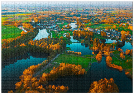 Puzzle: Fußballplatz in französischer Seenlandschaft
