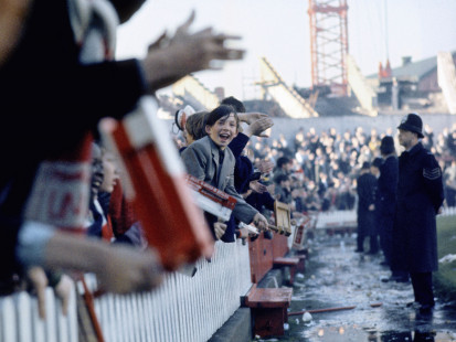 Fans im Old Trafford 1964 - Manchester United Fans Wandbild
