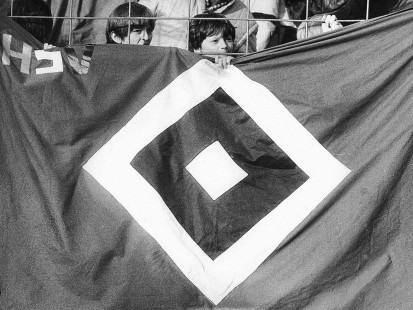 Kleine Fans hinter großer Raute - Wandbild