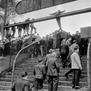 Zuschauerandrang an der Kampfbahn Glückauf - FC Schalke 04 Wandbild