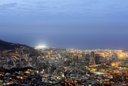 Cape Town Stadium und Skyline - 11FREUNDE BILDERWELT