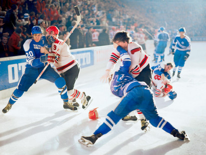 Kampf auf dem Eis - Sport Fotografie als Wandbild - Eishockey Foto - NoSports Magazin 