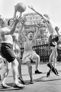 Ballspiel auf dem Schulhof (3) - Sport Fotografien als Wandbilder - NoSports Magazin - 11FREUNDE SHOP