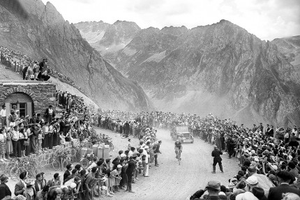 Am Col du Tourmalet bei der Tour 1950 - Sport Fotografie als Wandbild - Radrennen Foto - NoSports Magazin 