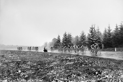 Um die Kurve bei Lüttich-Bastogne-Lüttich - Sport Fotografien als Wandbilder - Radsport Foto - NoSports Magazin 