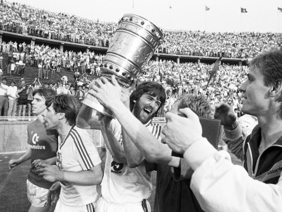 Friedhelm und der Pokal - 11FREUNDE BILDERWELT
