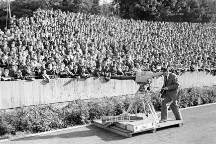 11FREUNDE BILDERWELT - Kameramann vor Zuschauern