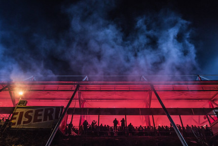 Red Light Special an der Alten Försterei - Bengalische Feuer 1. FC Union Berlin - Foto als Wandbild