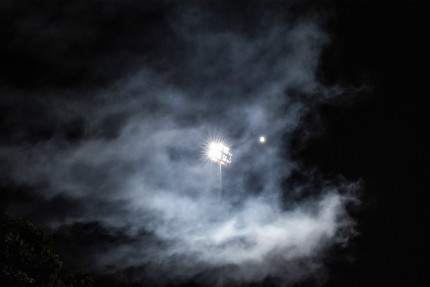 Mond, Flutlicht und Rauch - Sebastian Wells - 11FREUNDE SHOP
