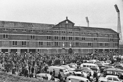 Vor dem Celtic Park - 11FREUNDE SHOP - Fußball Foto Wandbild