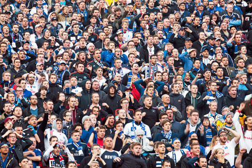 HSV Fans bei der Relegation vor dem Tor
