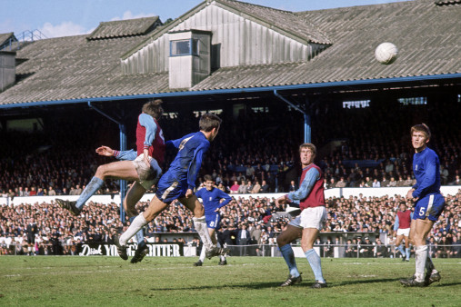 Kopfballduell an der Stamford Bridge
