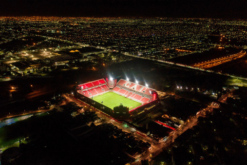 Vogelperspektive Estadio Libertadores de América bei Flutlicht