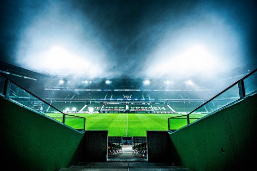 Blick ins Weserstadion bei Flutlicht