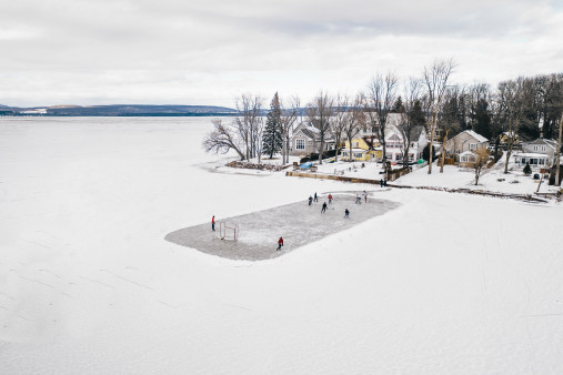 Eishockey im schneebedeckten Québec