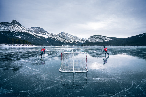 Eishockey in den Bergen von Alberta (1)