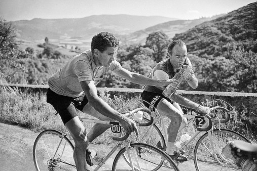 Wasserflaschenübergabe bei der Tour 1956 - Wandbild